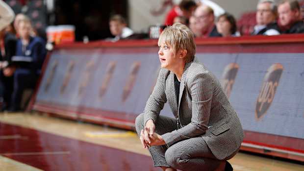 Alabama coach Kristy Curry